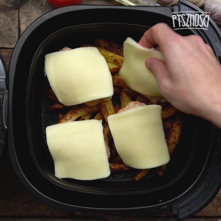 roladki z indyka z mozzarellą podane z ziemniaczanymi łódeczkami