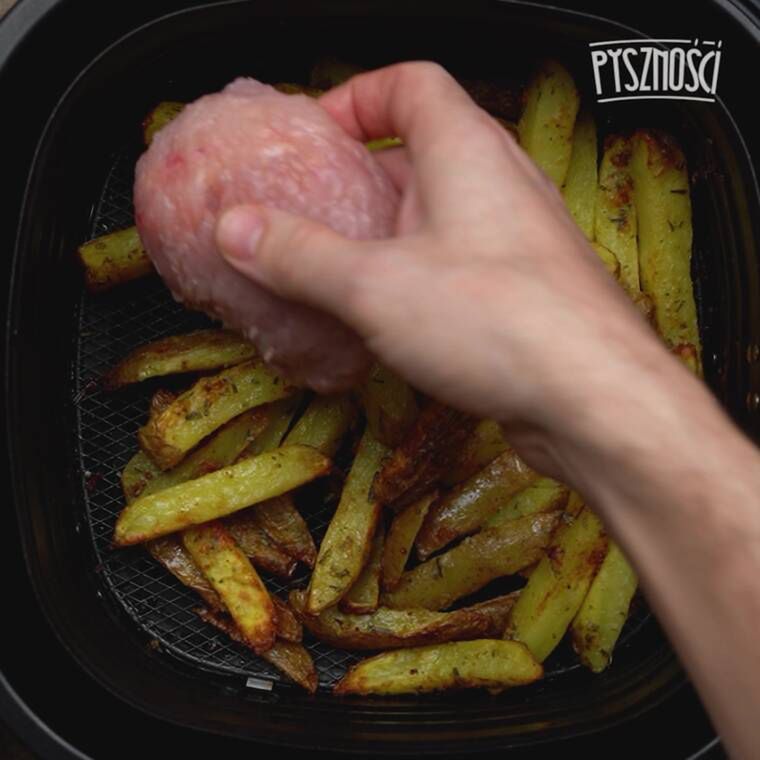 roladki z indyka z mozzarellą podane z ziemniaczanymi łódeczkami