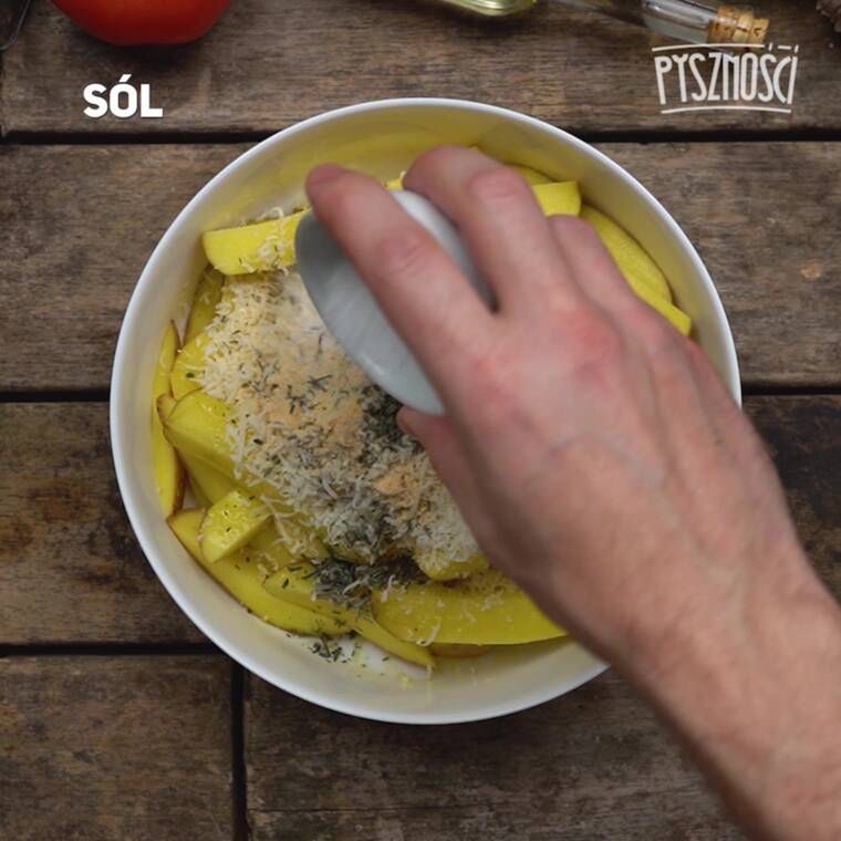 roladki z indyka z mozzarellą podane z ziemniaczanymi łódeczkami