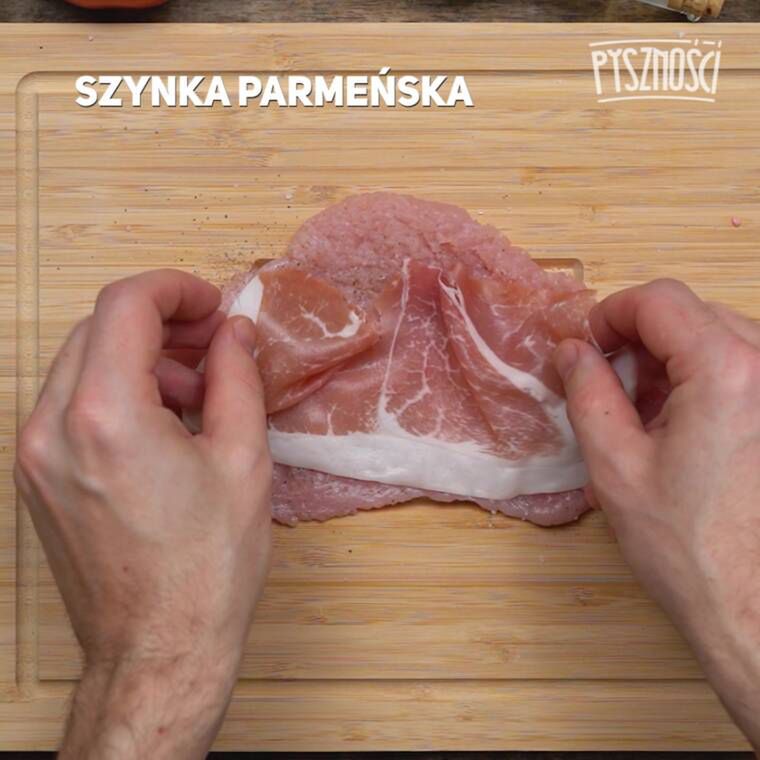 Na rozbitym mięsie ułóż plaster szynki parmeńskiej.