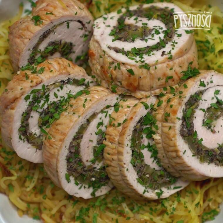 pieczona rolada z indyka z pieczarkowym farszem podana z zakręconymi ziemniakami