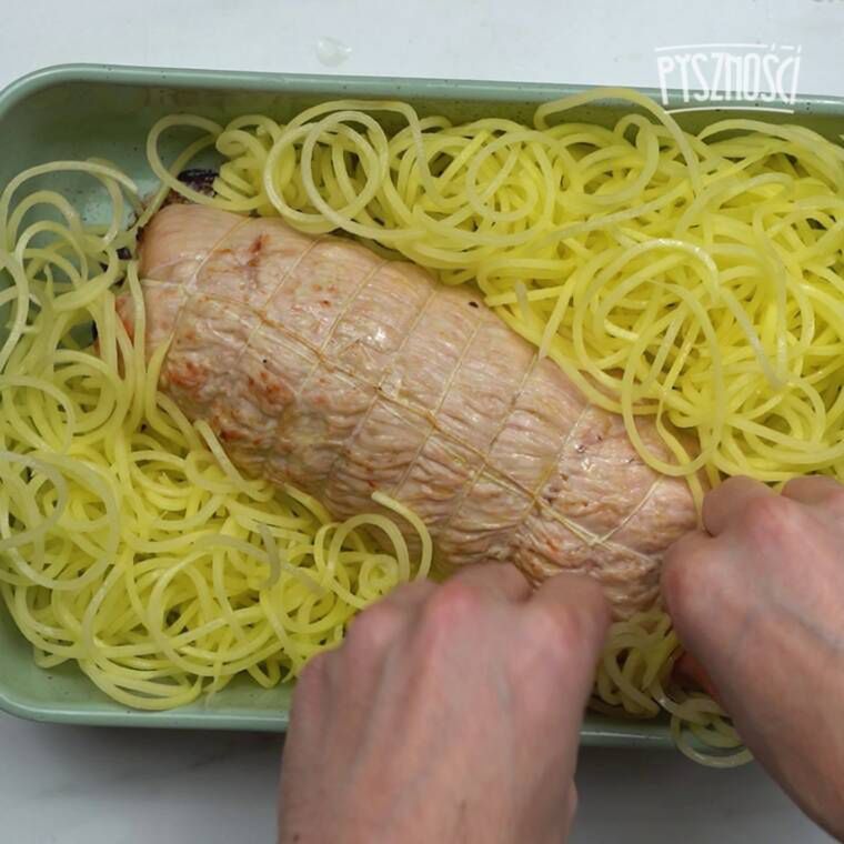 pieczona rolada z indyka z pieczarkowym farszem podana z zakręconymi ziemniakami