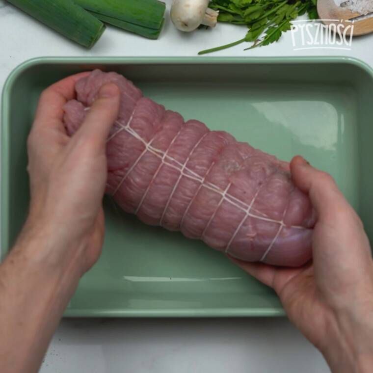 pieczona rolada z indyka z pieczarkowym farszem podana z zakręconymi ziemniakami
