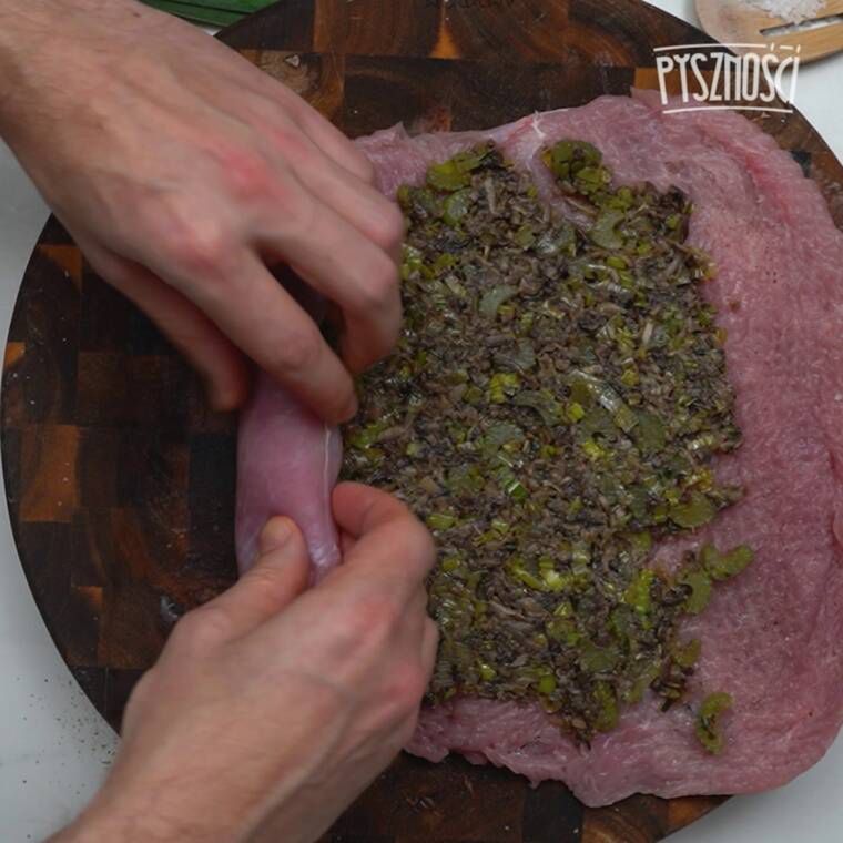 pieczona rolada z indyka z pieczarkowym farszem podana z zakręconymi ziemniakami