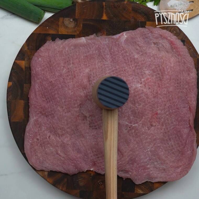 pieczona rolada z indyka z pieczarkowym farszem podana z zakręconymi ziemniakami