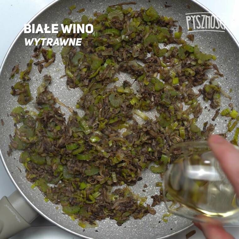 pieczona rolada z indyka z pieczarkowym farszem podana z zakręconymi ziemniakami