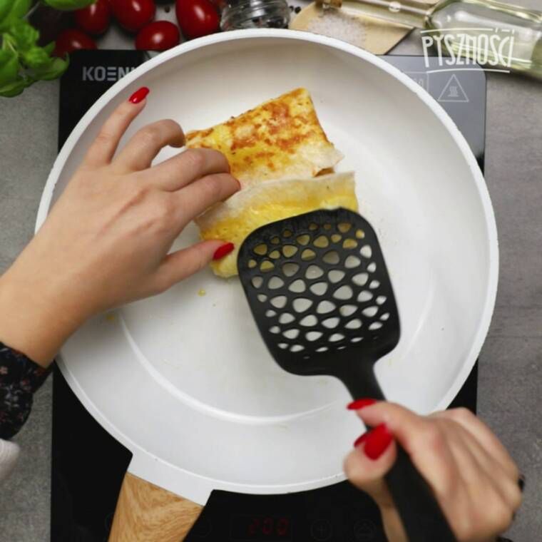 tortilla z dodatkami z patelni szybki przepis na sniadanie lub kolacje