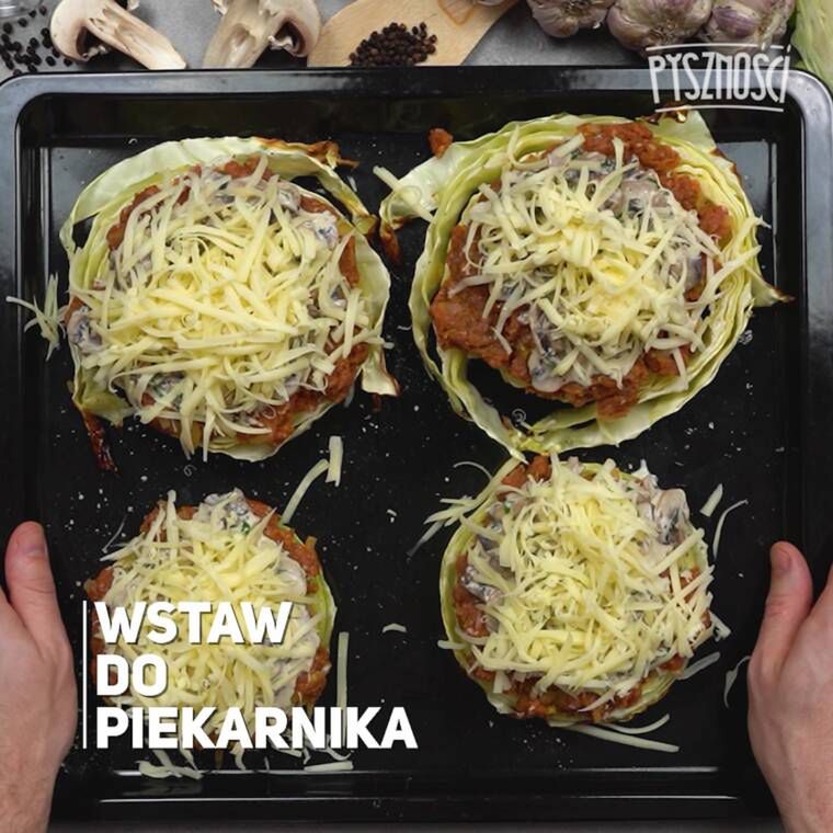 pieczone placki z kapusty z mięsem i sosem pieczarkowym