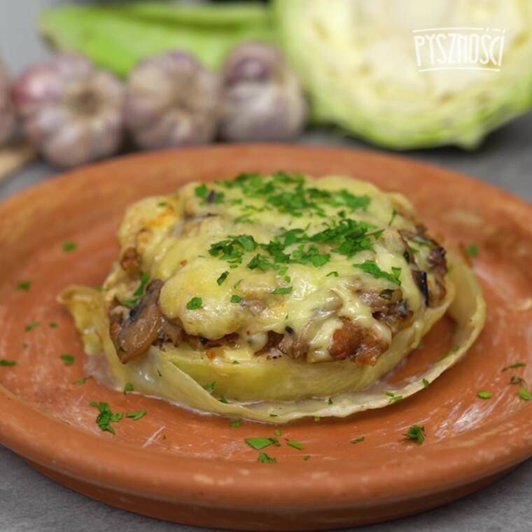 pieczone placki z kapusty z mięsem i sosem pieczarkowym