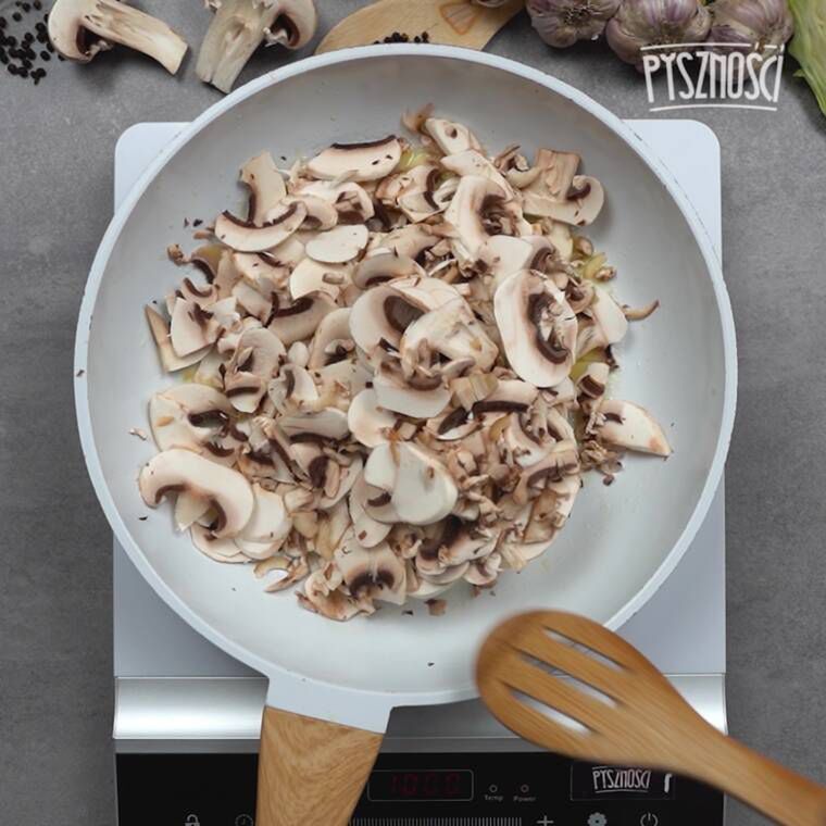 pieczone placki z kapusty z mięsem i sosem pieczarkowym