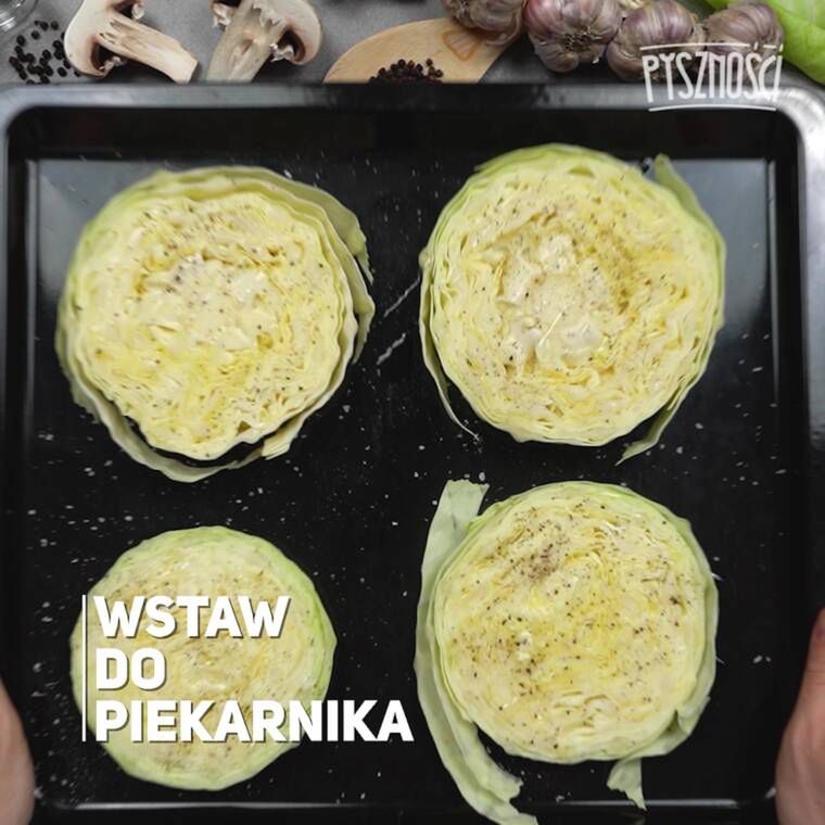 pieczone placki z kapusty z mięsem i sosem pieczarkowym