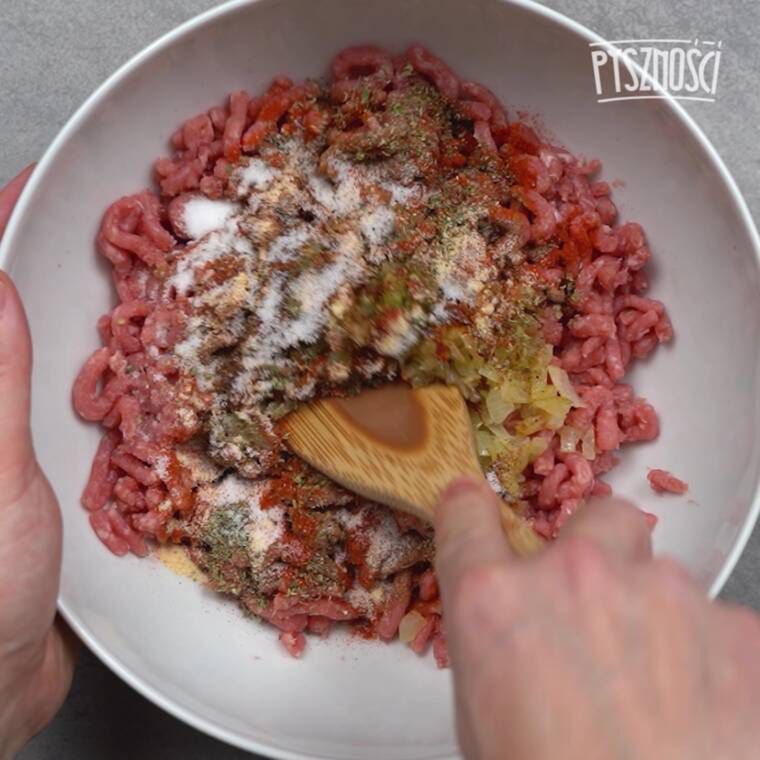 pieczone placki z kapusty z mięsem i sosem pieczarkowym