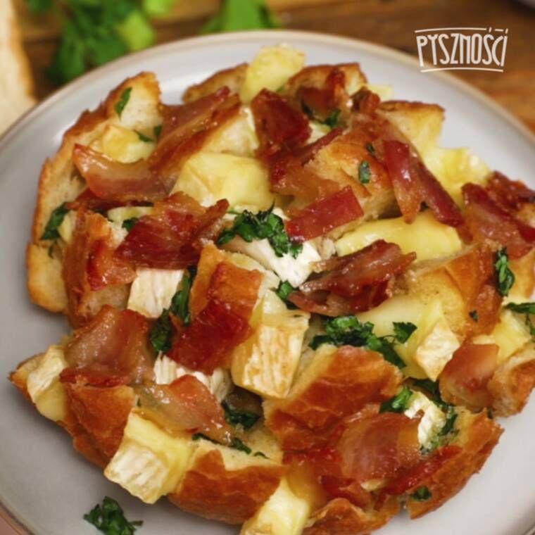 zapiekane bułeczki z camembertem i boczkiem