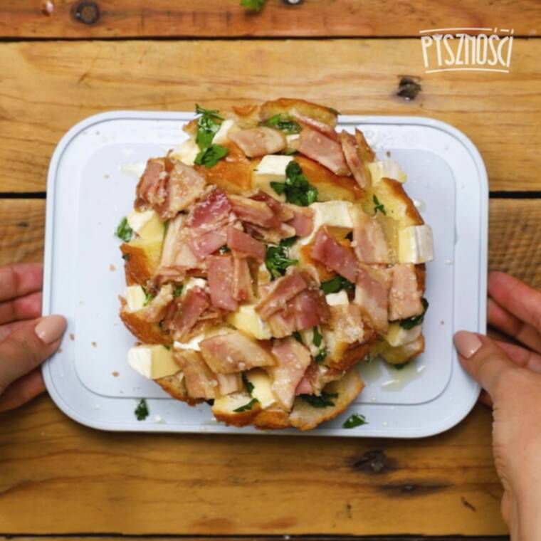 zapiekane bułeczki z camembertem i boczkiem