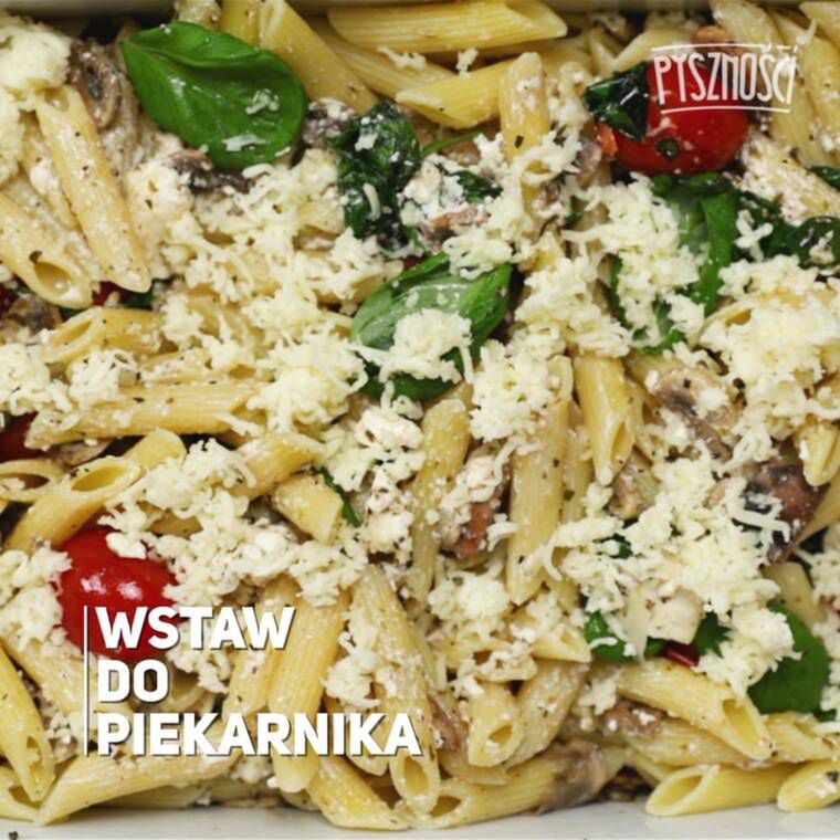 makaron z fetą szpinakiem i pomidorkami koktajlowymi