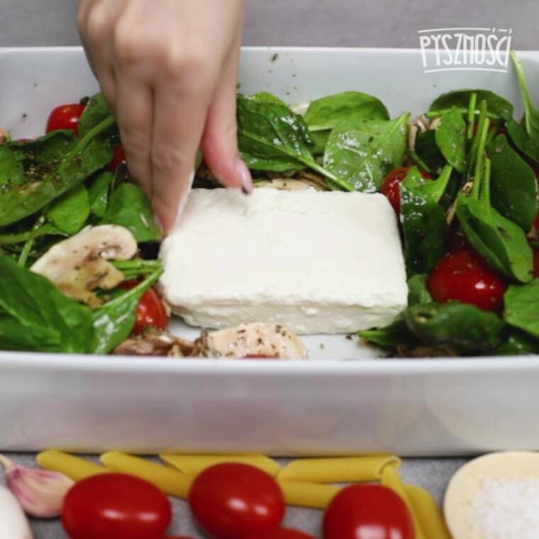 makaron z fetą szpinakiem i pomidorkami koktajlowymi