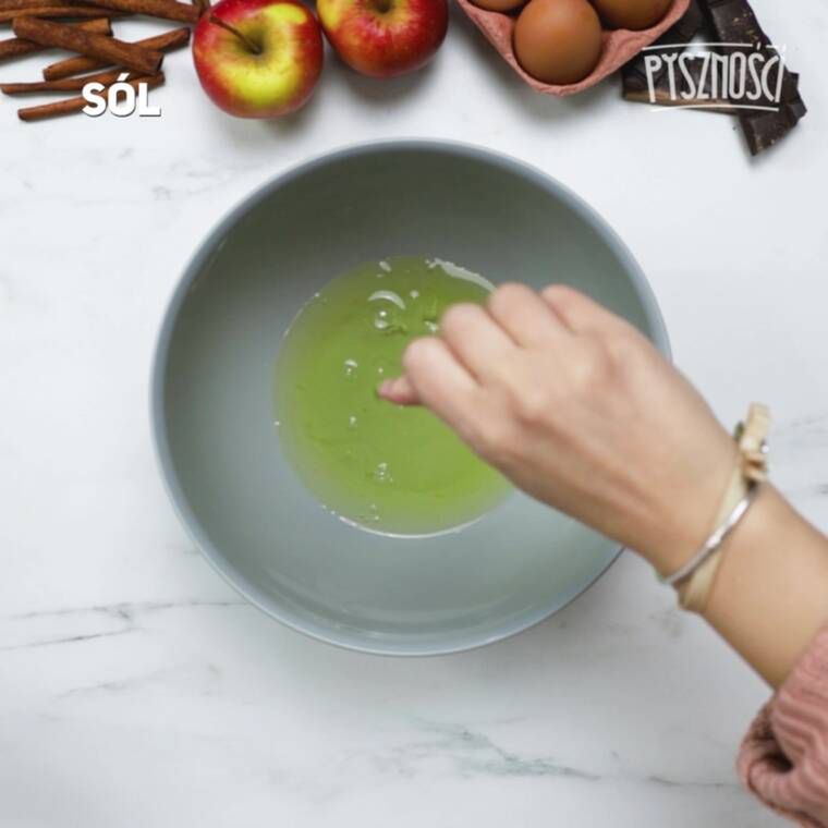 ciasto biszkoptowe z jabłkową wkładką