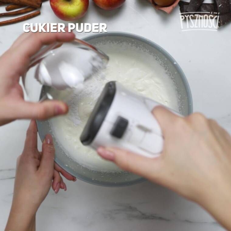 Obrane owoce poszatkuj drobno w robocie kuchennym. Dzięki temu urządzeniu zrobisz to w mgnieniu oka w bardzo prosty sposób.