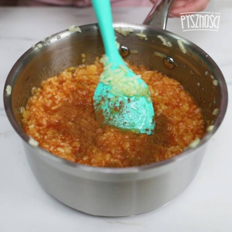 Obrane owoce poszatkuj drobno w robocie kuchennym. Dzięki temu urządzeniu zrobisz to w mgnieniu oka w bardzo prosty sposób.