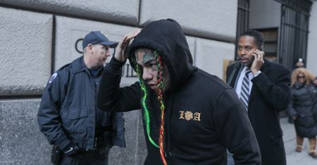 Tekashi 6ix9ine wyjdzie szybciej z więzienia przez pandemię koronawirusa. Sytuacja nie skraca jednak kary