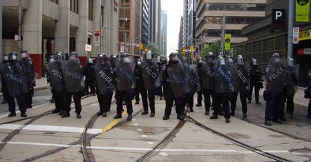 W Toronto doszło do starcia manifestacji antyszczepionkowców z lekarzami
