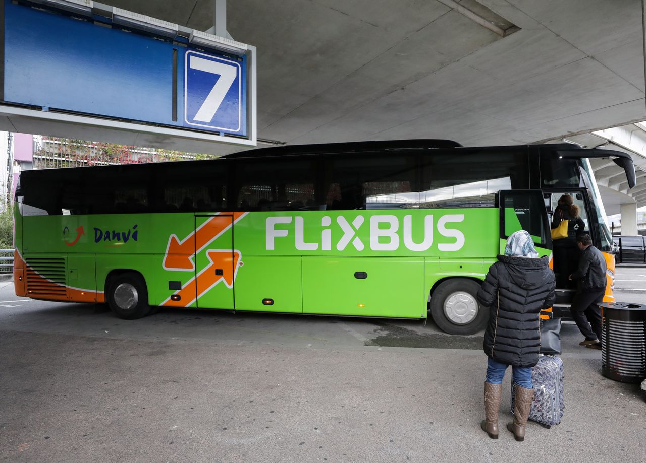 Koronawirus. FlixBus zawiesza połączenia międzynarodowe z Polską, WizzAir odwołuje loty