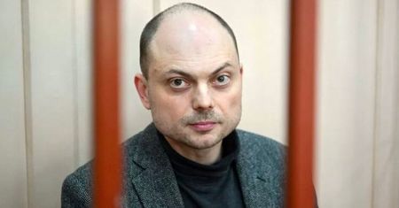 Rosyjski działacz opozycyjny skazany na 25 lat więzienia za krytykę wojny na Ukrainie – Vladimir Kara-Murza staje się symbolem walki o wolność słowa.