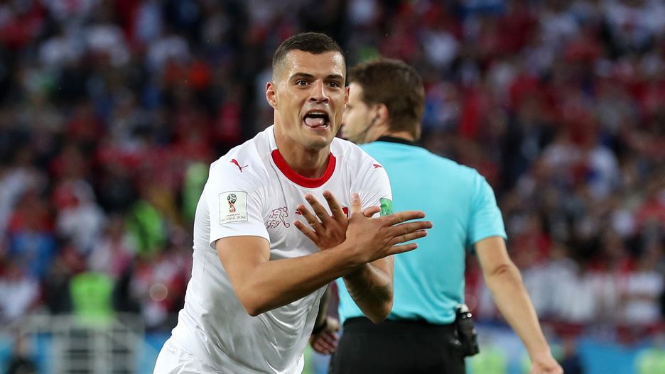 Granit Xhaka, Szwajcar albańskiego pochodzenia, manifestuje poparcie dla niepodległościowych aspiracji Kosowa, zamieszkanego przez wielu Albańczyków