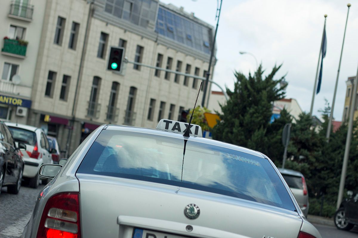 Protest taksówkarzy 2019 – kierowcy planują przemarsz przez centrum Warszawy. Możliwe duże utrudnienia w ruchu