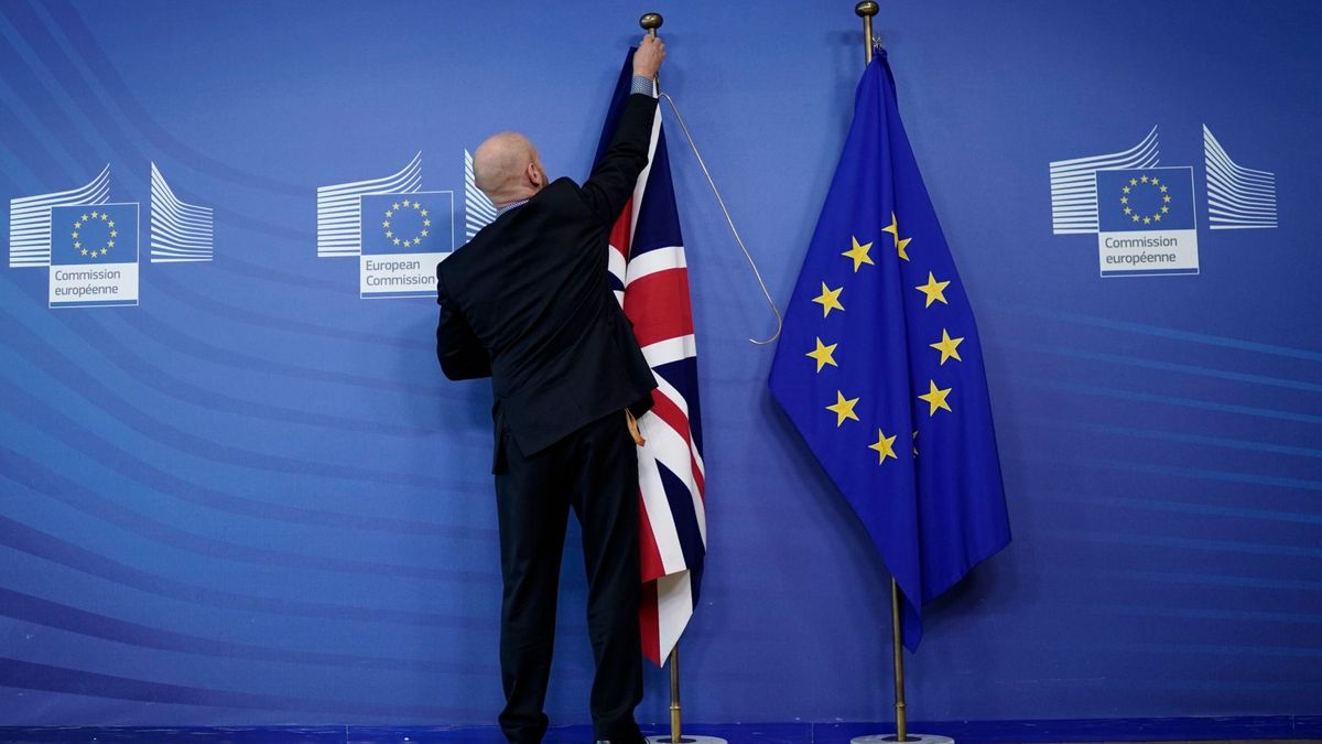 Flagi Unii Europejskiej i Zjednoczonego Królestwa - po decyzji Rady Europejskiej jesteśmy krok bliżej brexitu z umową