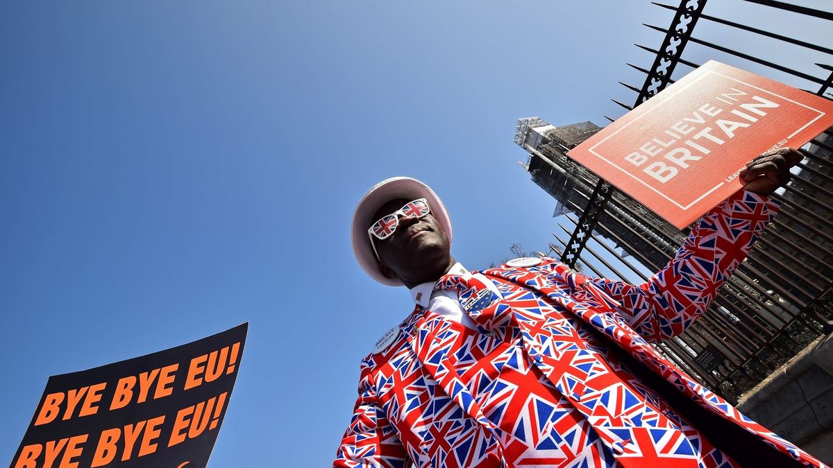 Przed Parlamentem pikietowali zarówno zwolennicy jak i przeciwnicy brexitu. 