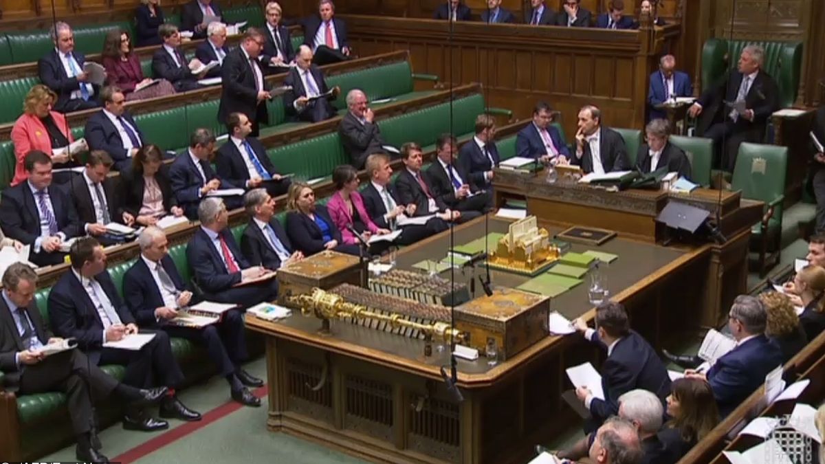 Rząd Theresy May co prawda utrzymał kontrolę nad procesem rozwodowym, ale udało się to osiągnąć przewagą zaledwie dwóch głosów.