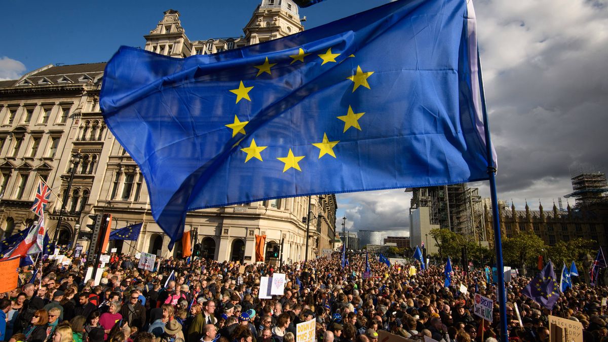 Ulicami Londynu przeszły tłumy. Decyzja Izby Gmin wywołała euforię. 