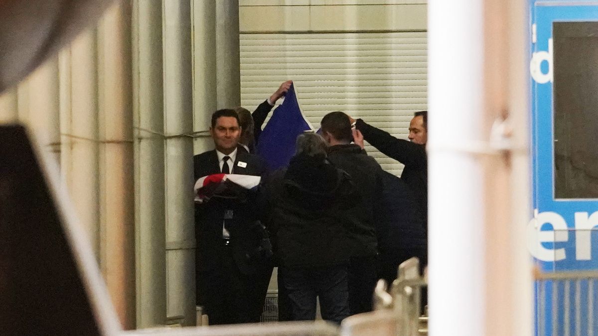 Według relacji brytyjska flaga trafiła do magazynu. Będzie wyjmowana i wywieszana podczas oficjalnych wizyt