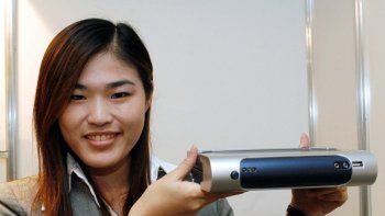 Hostessa prezentuje jeden z najmniejszych stacjonarnych komputerów