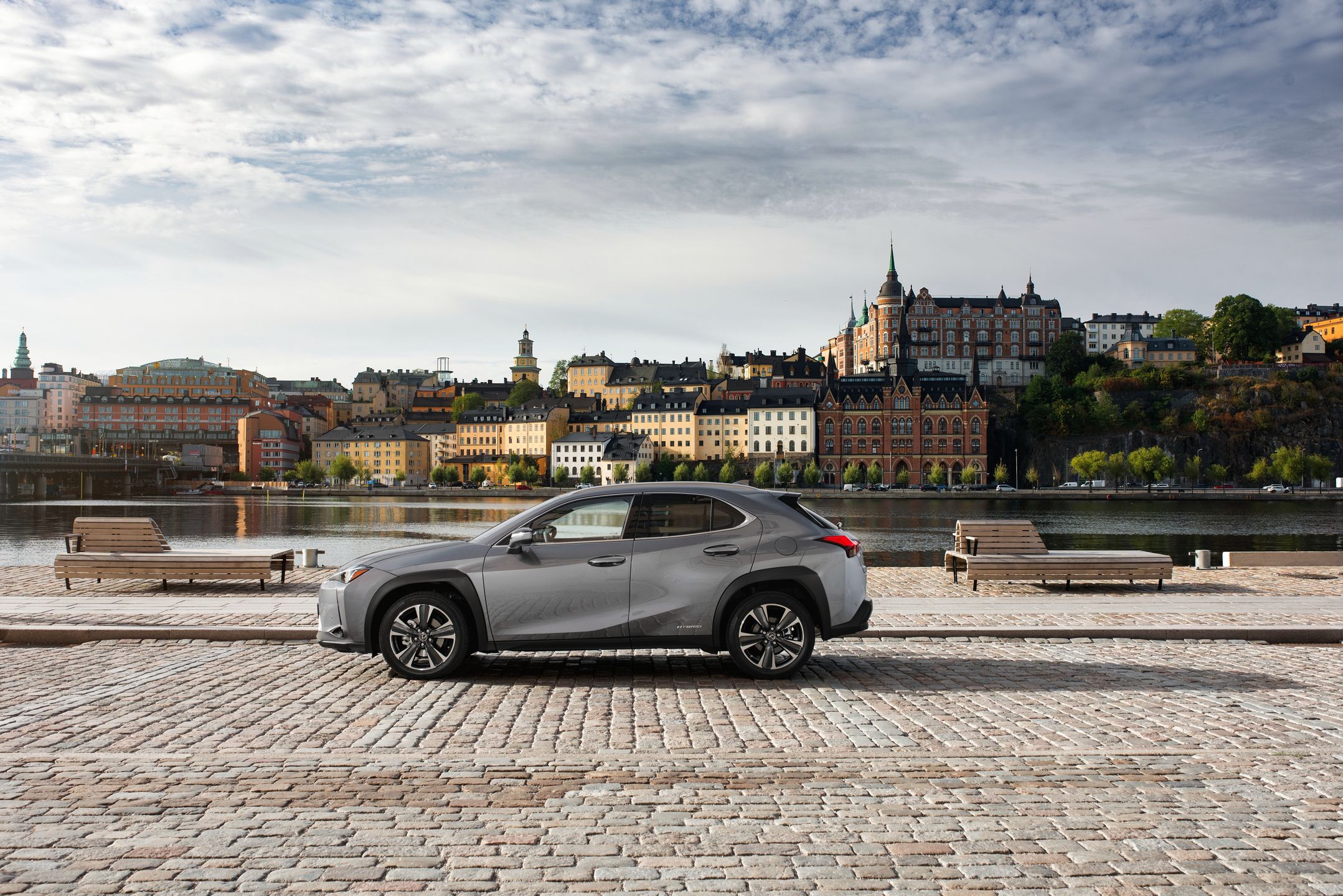 Nowy Lexus UX 250h 