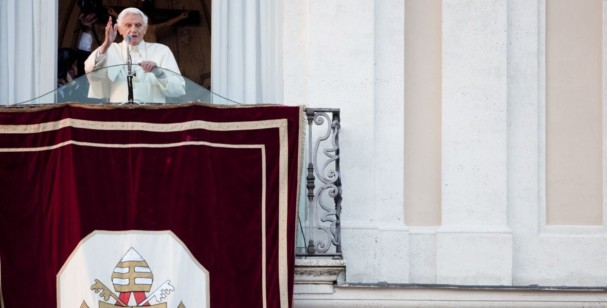 Papież Benedykt XVI wygłasza ostatnie przemówienie i błogosławi z balkonu rezydencji watykańskiej Castel Gandolfo 