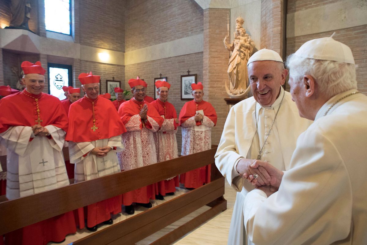 Benedykt XVI pokazał się mediom. Papieża emeryta podtrzymuje jego sekretarz