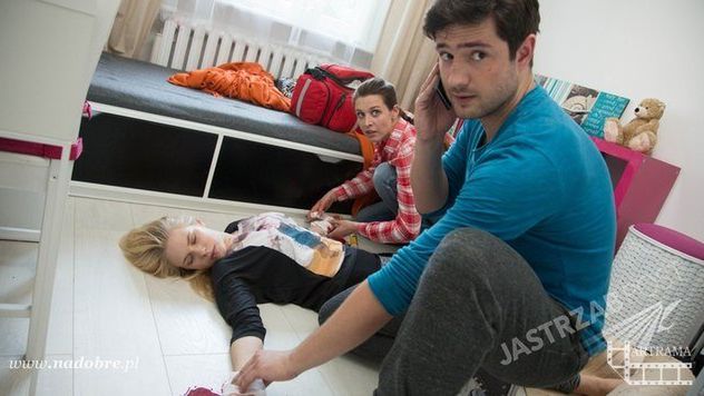 Na dobre i na złe odcinek 612, Adam Krajewski (Grzegorz Daukszewicz), Zuza (Julia Kamińska), Weronika (Malwina Dubowska)