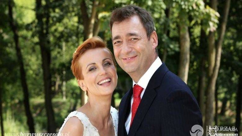 Barwy szczęścia odcinek 1376, ślub Marty Walwskiej (Katarzyna Zielińska) i Artura Chowańskiego (Jacek Rozenek)