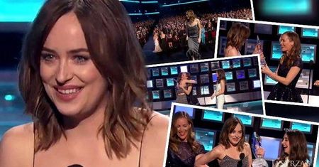 Zabawna "awaria" kreacji Dakoty Johnson na People's Choice Awards. "Nie to, żeby nikt z tu obecnych nie widział mojego biustu..." [WIDEO]