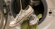 Wrzuć do pralki z butami. Wypiorą się idealnie i będą jak nowe