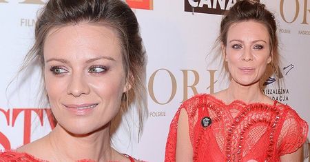 Orły 2017: Magdalena Boczarska w czerwonej kreacji. Elegancką suknię ozdobiła przypinką z mocnym wyznaniem