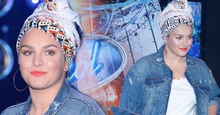 Ewa Farna w turbanie na głowie na konferencji prasowej "Idola". Gwiazda odsłoniła też nogi