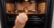 Zgnieć papier do pieczenia w kulkę i namocz w wodzie