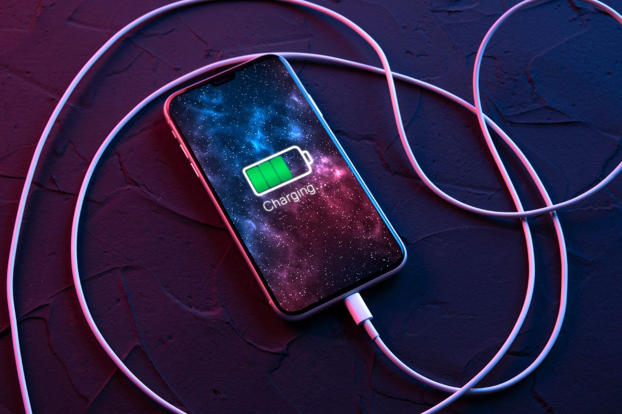 charging phone at night, photo by freepik