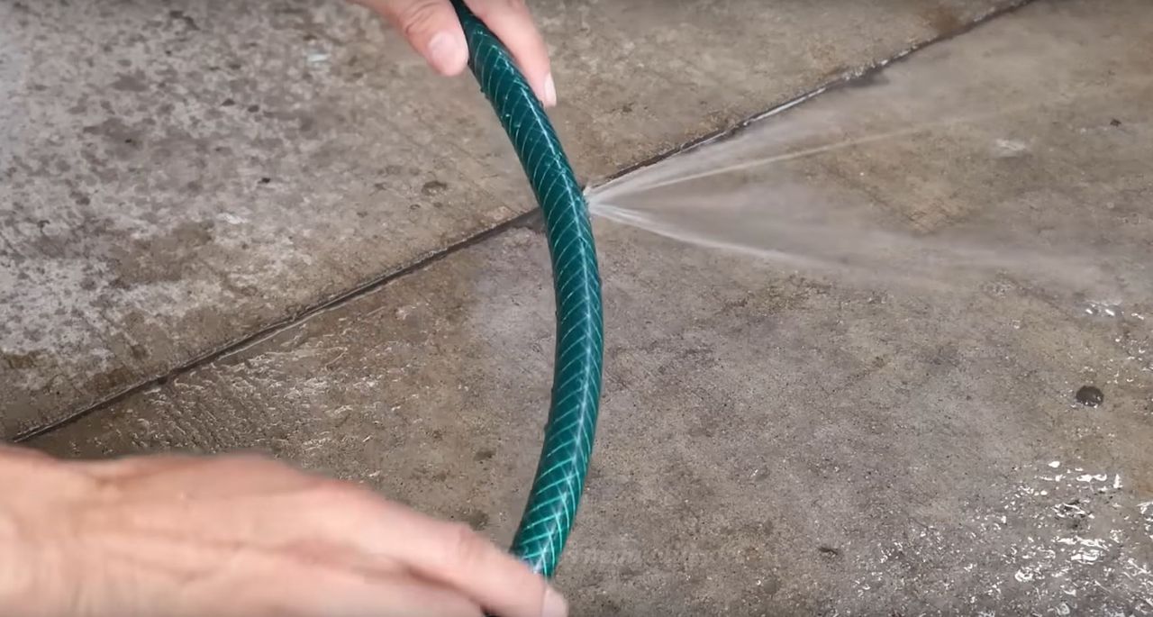 jak naprawić pęknięty wąż ogrodowy, fot. youtube/inventos manualidades