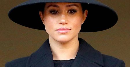Nowy skandal z Meghan Markle! Jej luksusowy płaszcz powstał w skandalicznych warunkach. Pracownicy zbuntowali się i ujawnili szokujące kulisy