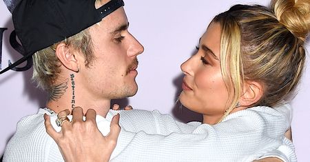Justin Bieber i Hailey pokazali choinkę. Jest ogromna i pełna ozdób. Wiele gwiazd może im pozazdrościć