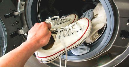 Pierzesz białe buty w pralce? Włóż do bębna jedną rzecz, będą jak nowe!